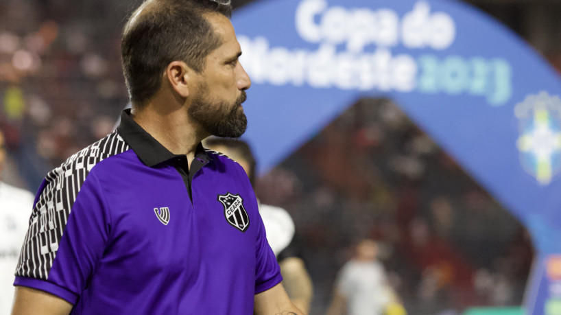 Técnico Gustavo Morínigo no jogo CRB x Ceará, no Rei Pelé, pela Copa do Nordeste 2023