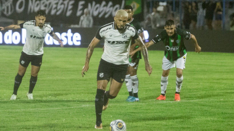 Atacante Vitor Gabriel no jogo Fluminense-PI x Ceará, no Lindolfo Monteiro, pela Copa do Nordeste 2023