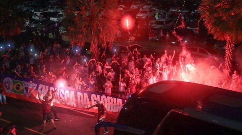 Torcedores recepcionam time do Fortaleza com festa na chegada ao Castelão