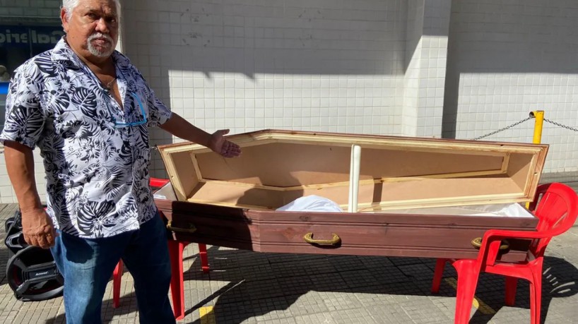 Idoso levou caixão até a entrada do INSS local, em Piracicaba (SP), para protestar contra 
