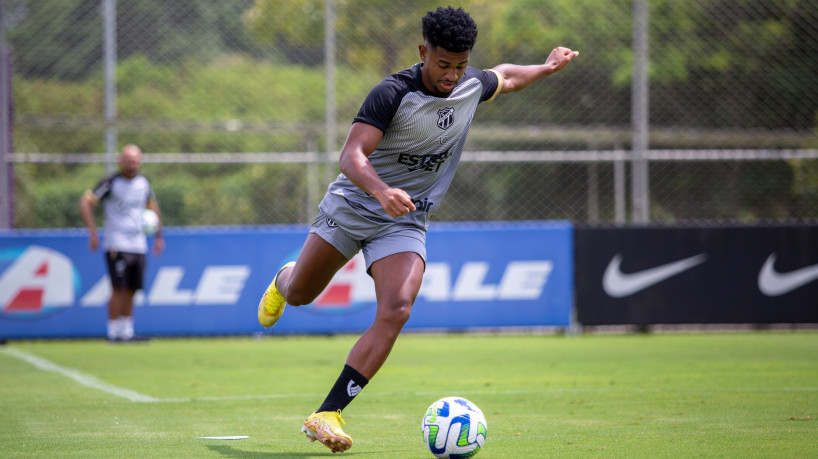Lateral-direito Warley em treino do Ceará no CT Joaquim Grava, em São Paulo