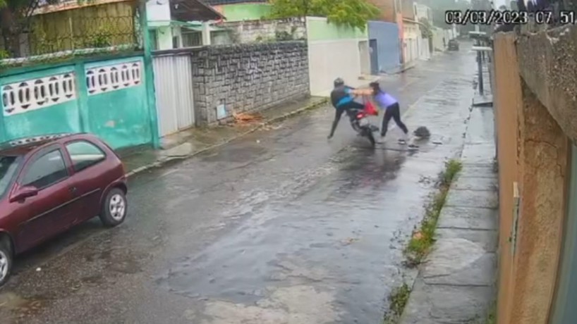 Mulher reage a assalto e empurra ladrão de moto(foto: Reprodução/Víde...
