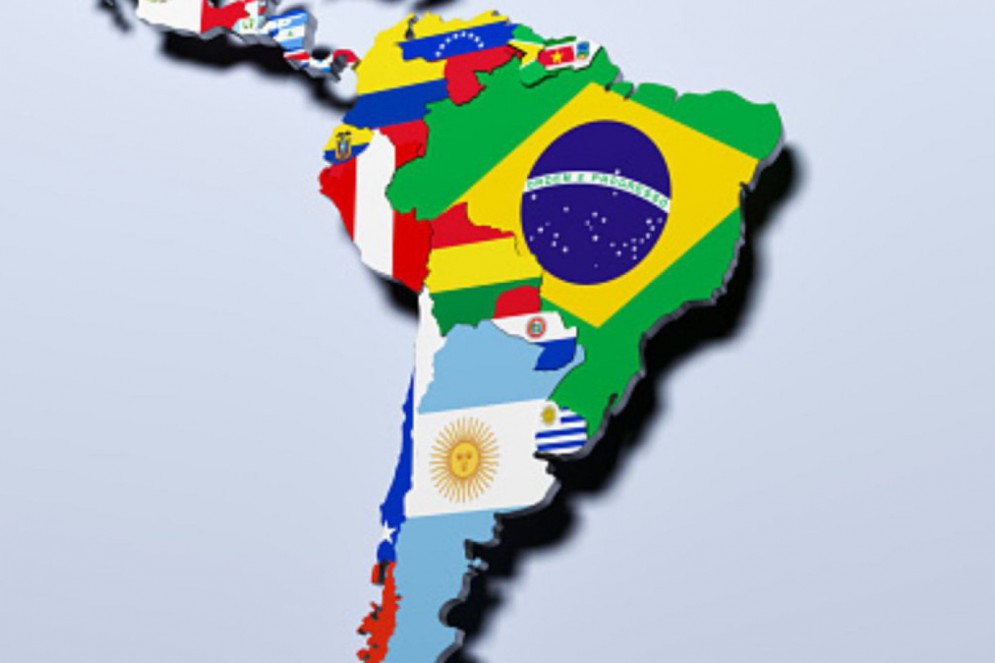 A América do Sul é um dos três subcontinentes que formam a América. Constituída por 12 países, ela apresenta ampla diversidade em termos físicos e humanos