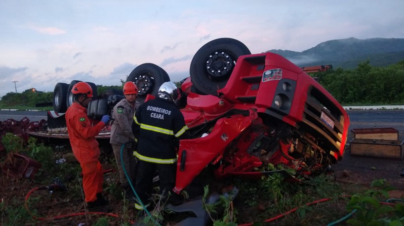 Caminhão com carga de frutas tomba e deixa dois mortos na BR-116(foto: Divulgação/Corpo de Bom...