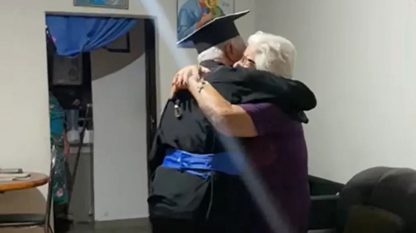 Idoso se forma aos 78 anos e mostra diploma de conclusão à mãe de 97 anos 