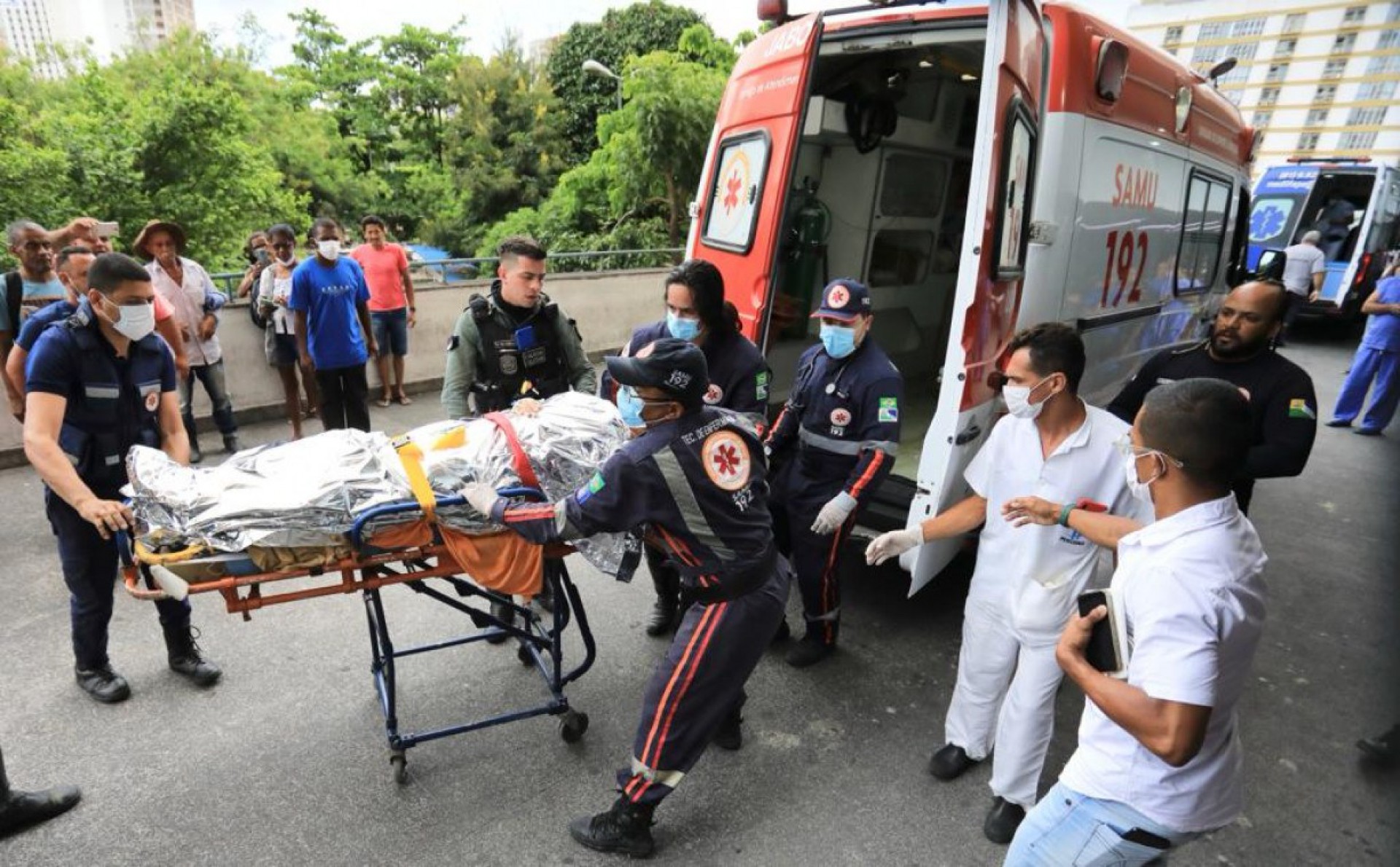 Chegada da vítima desta segunda-feira, 6, no Hospital da Restauração (Foto: Guga Matos/ JC Imagem)