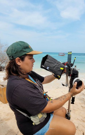A operadora e assistente de c&acirc;mera Gabriela Oliveira integra equipes de longas-metragens, s&eacute;ries, document&aacute;rios e publicidades(Foto: Arquivo pessoal)
