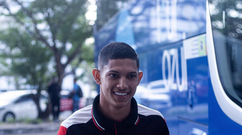 Atacante Erick Pulga em chegada para jogo do Ferroviário