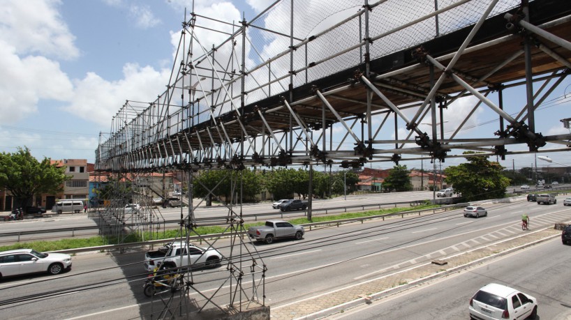 ￼PASSARELAS provisórias na BR-116 foram instaladas em outubro de 2013 