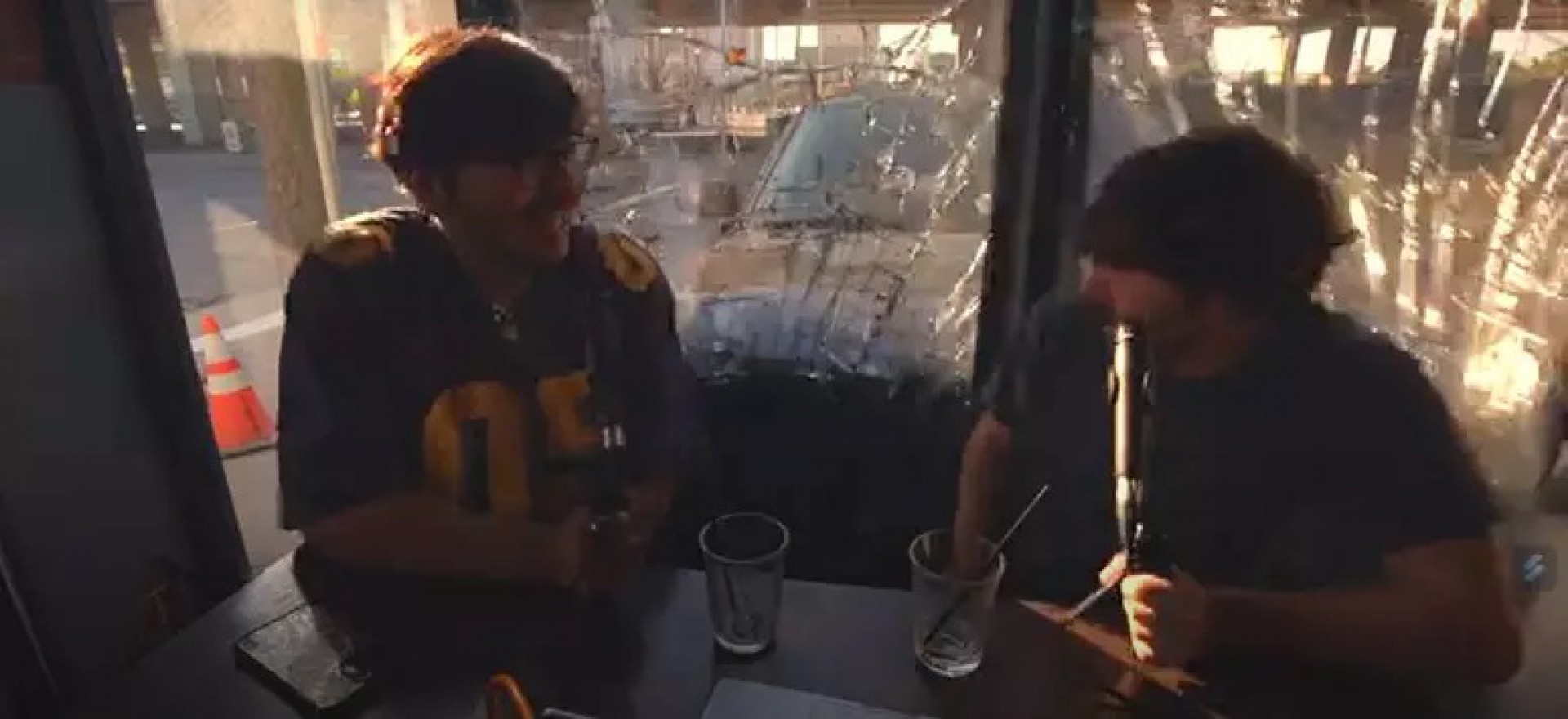 Câmera ligada no estabelecimento captou todo o acidente 