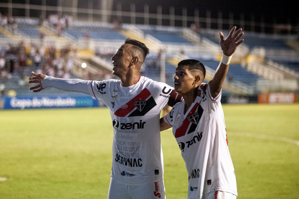 Ferroviário vence Santa Cruz de virada, faz história e se classifica no