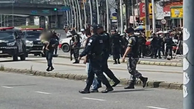 Mulher de 26 anos e seus três filhos foram mantidos reféns em carro de aplicativo; crianças foram liberadas 