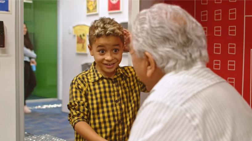 Isaac Amendoin recebe de Mauricio de Sousa a notícia de que será o Chico Bento em filme live-action