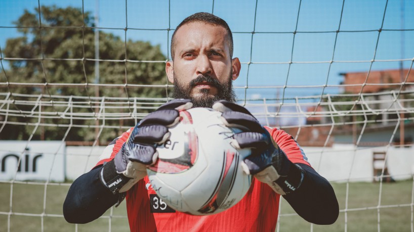 Douglas Dias agrega experiência na meta coral