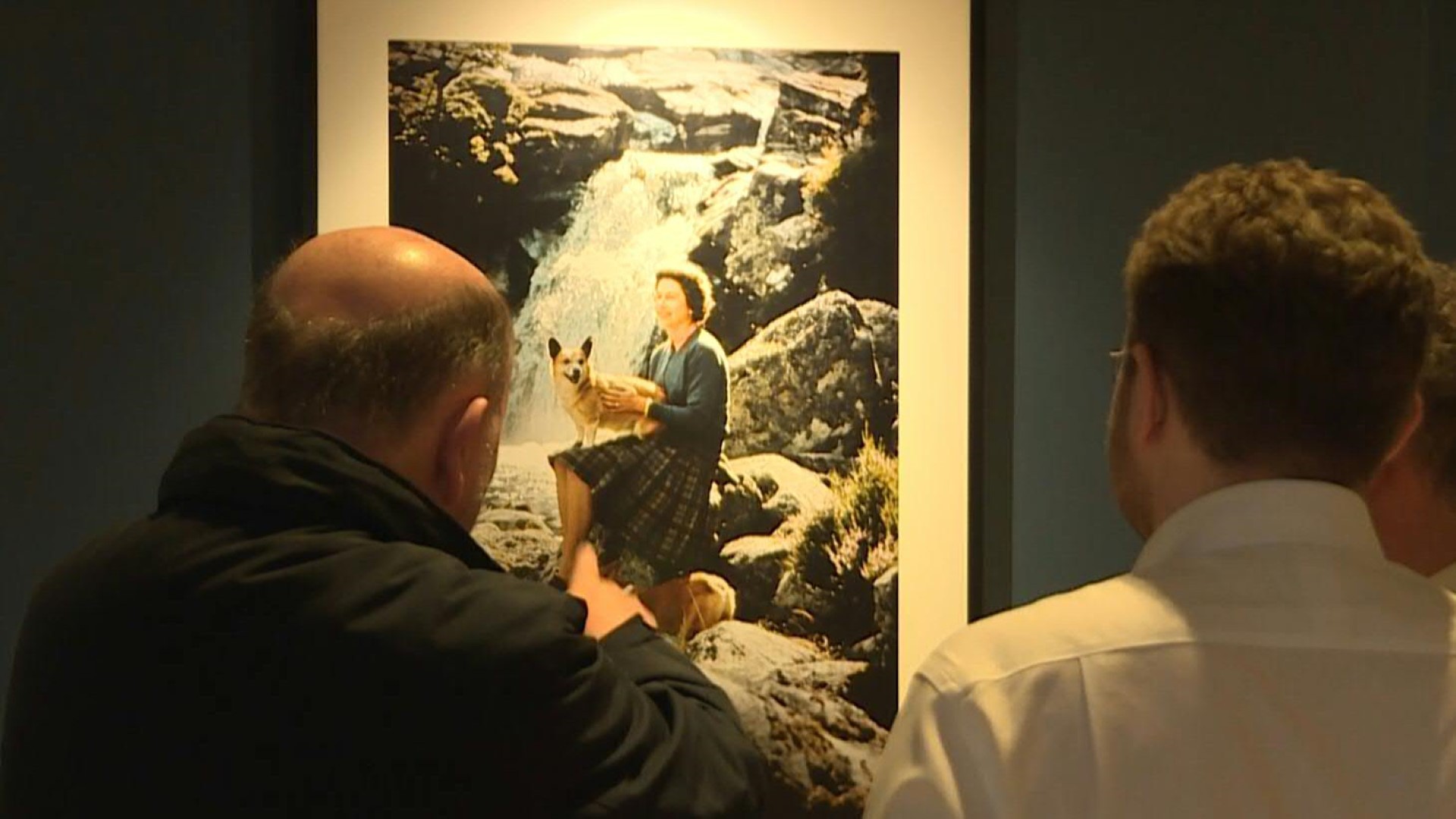 Famosos cães corgis da rainha Elizabeth II são retratados em exposição em Londres