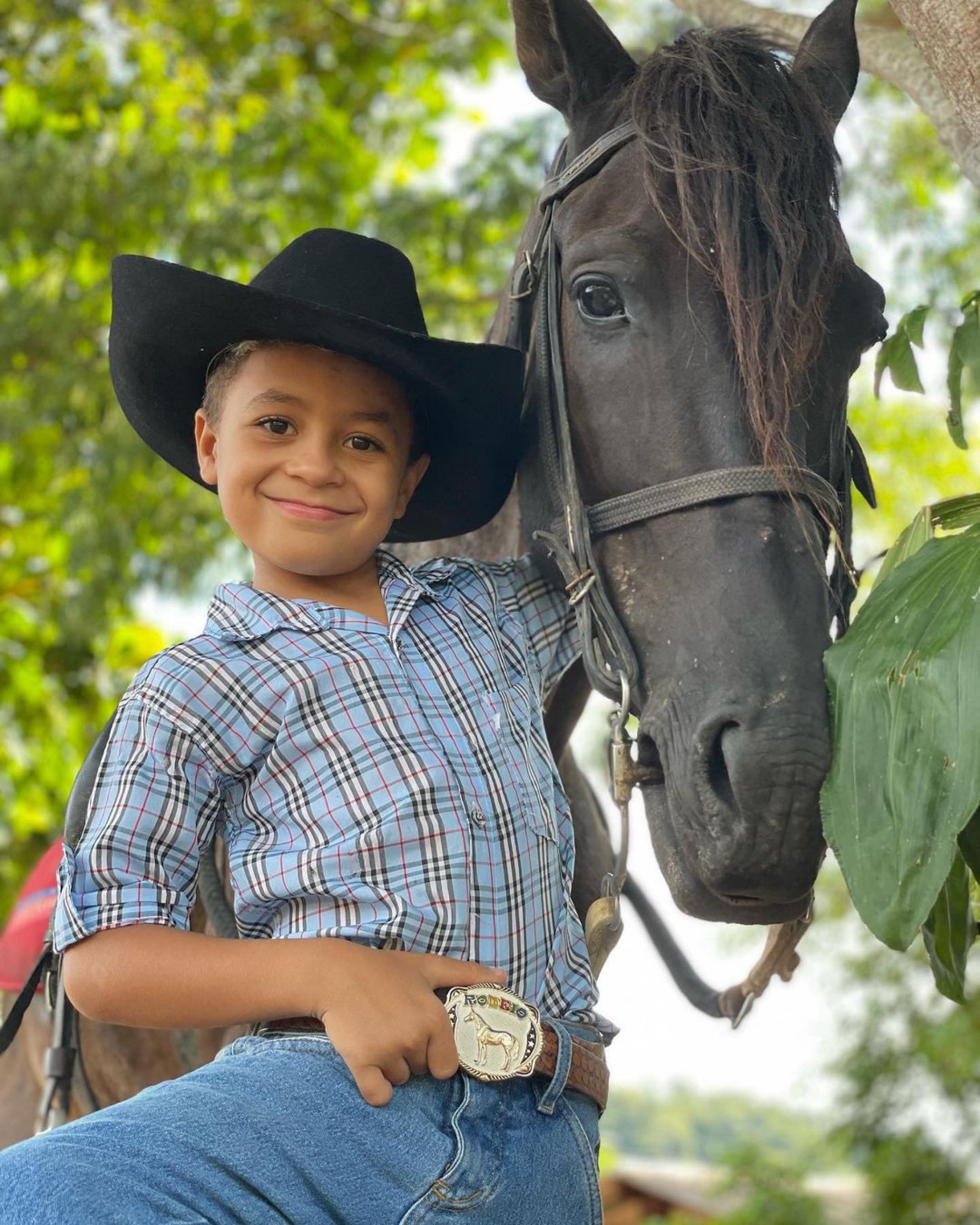 Isaac Amendoim mostra sua vida na ro&ccedil;a e grava v&iacute;deos humor&iacute;sticos