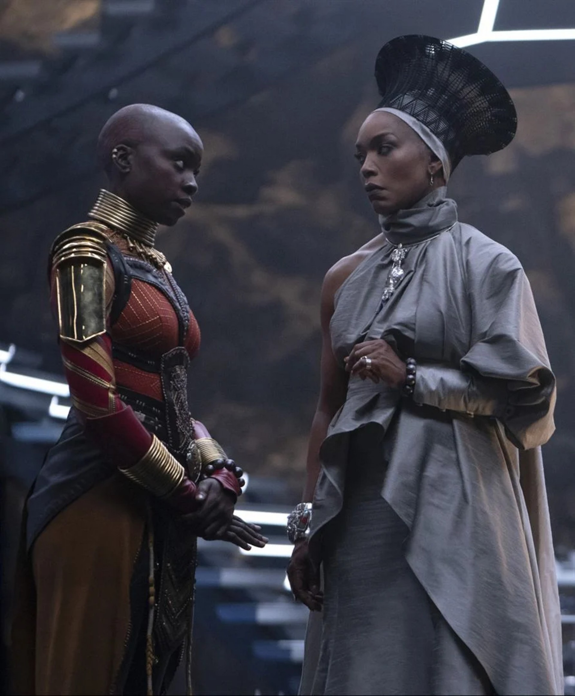 Angela Bassett e Danai Gurira em "Pantera Negra: Wakanda Para Sempre"