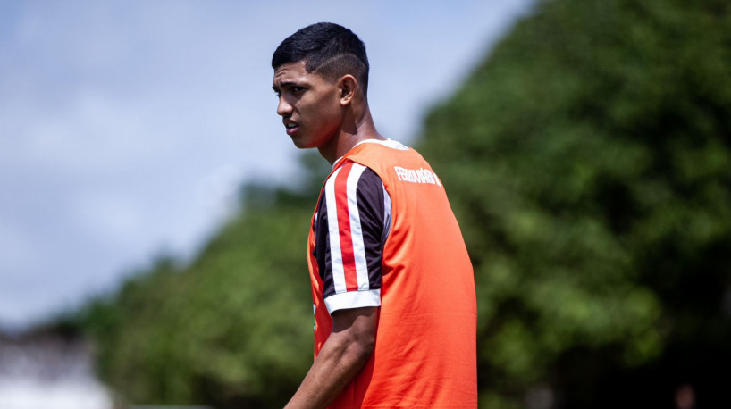 Atacante Erick Pulga, do Ferroviário, durante treinamento no Estádio Elzir Cabral 