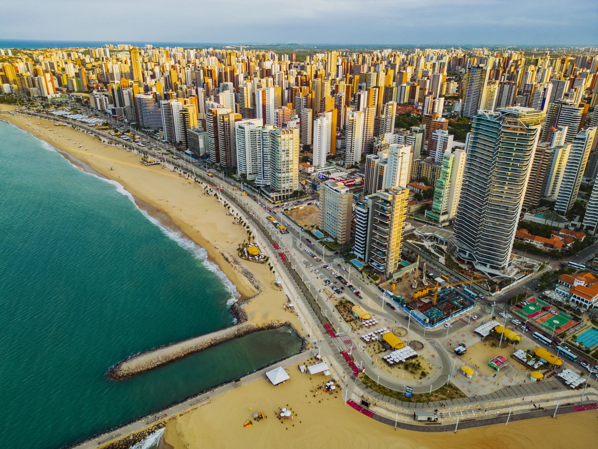 ￼Entorno da Av. Beira Mar tem oferecido maior dificuldade para instalação de torres com a nova tecnologia (Foto: FCO FONTENELE)