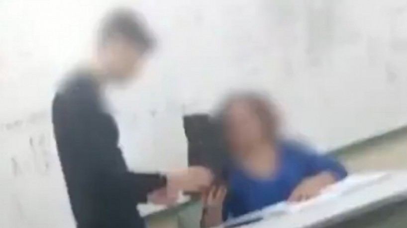 Aluno "presenteou" professora com uma esponja de a&ccedil;o pelo dia Dia da Mulher, no dia 8 de mar&ccedil;o