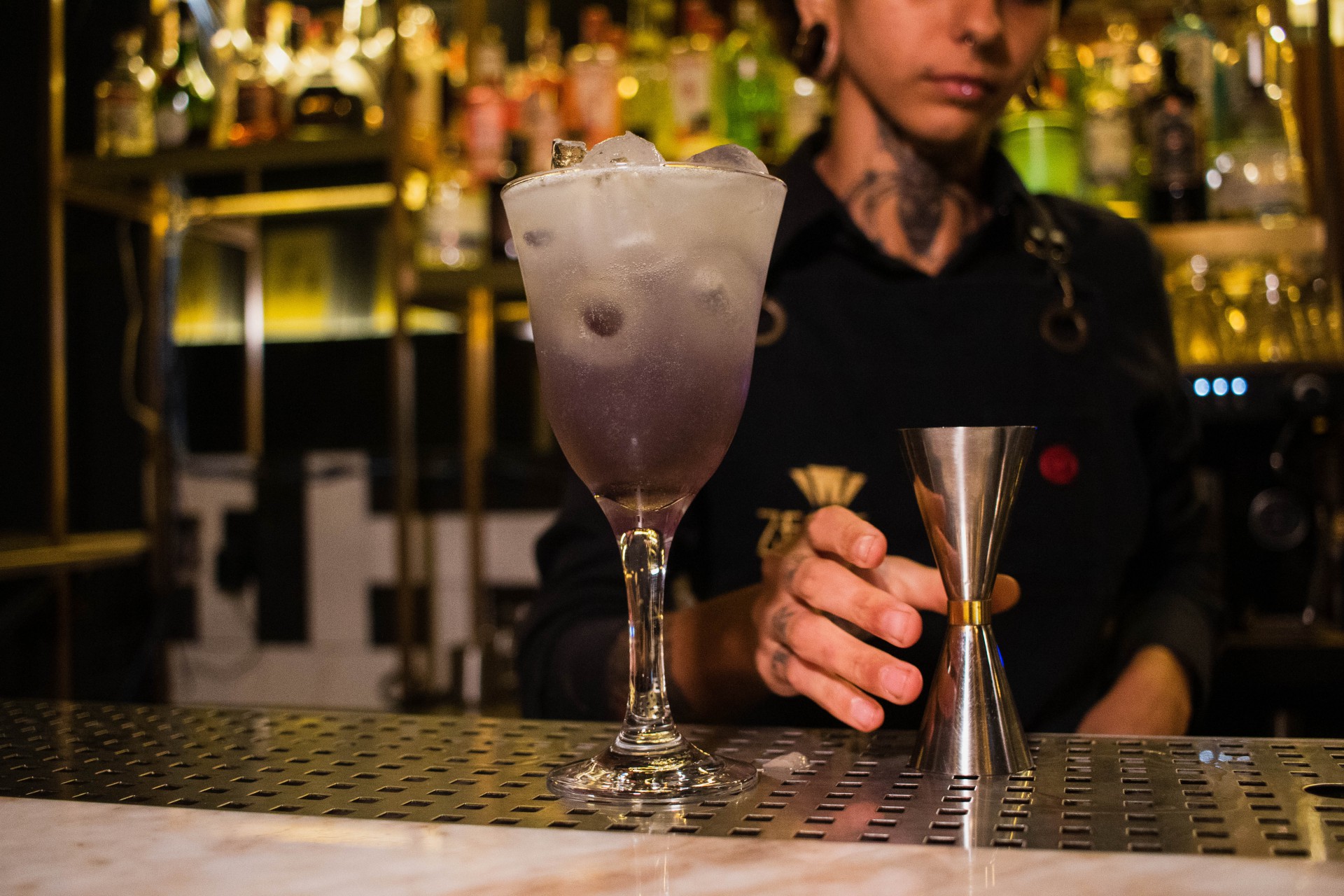 FORTALEZA, CEARÁ, 14-03-2023: A cultura de sentar-se nos balcões de bares e as narrativas que surgem desses encontros. Na foto, drinks do Zelig Bar, na Aldeota.  (Foto: Fernanda Barros/ O Povo).