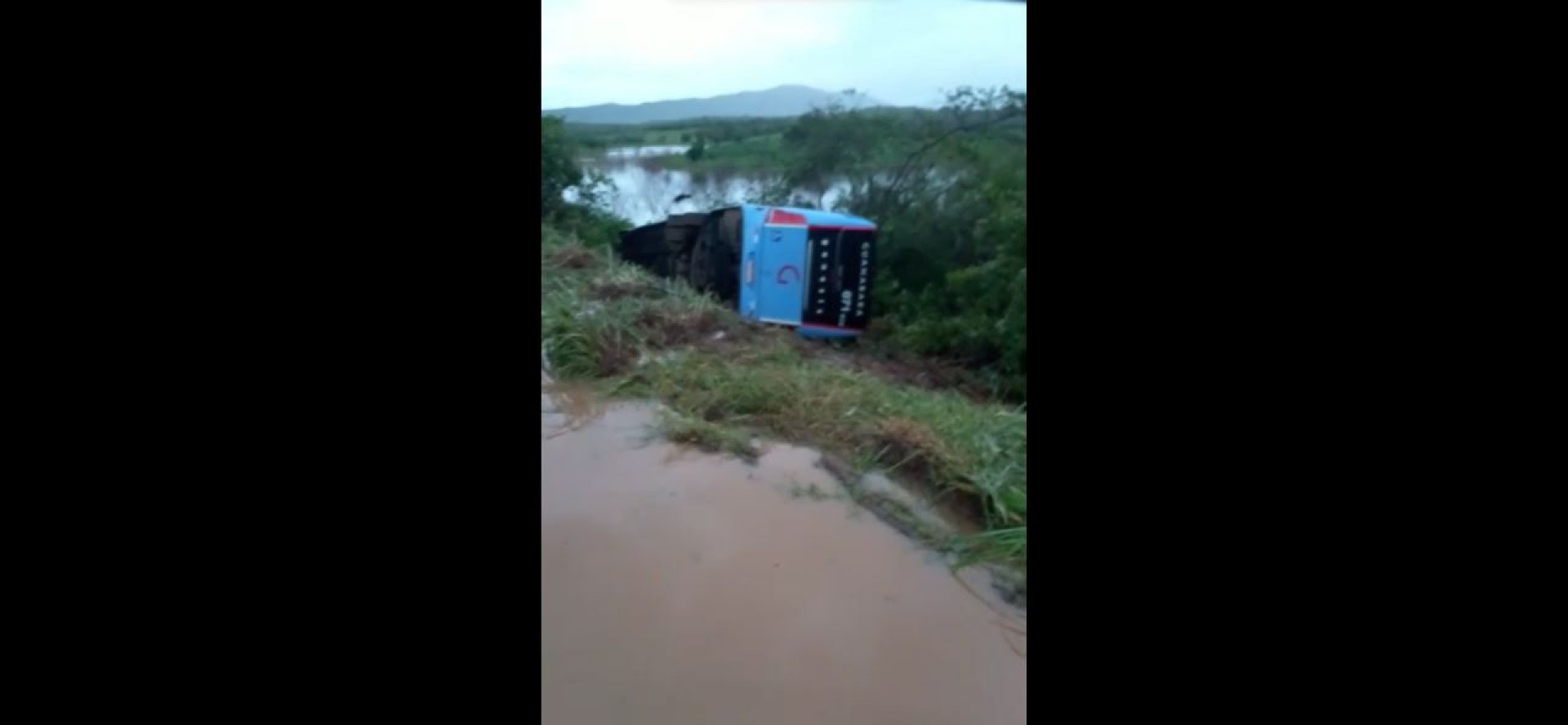 Ônibus tomba em rodovia da CE-060 durante trajeto até Iguatu 