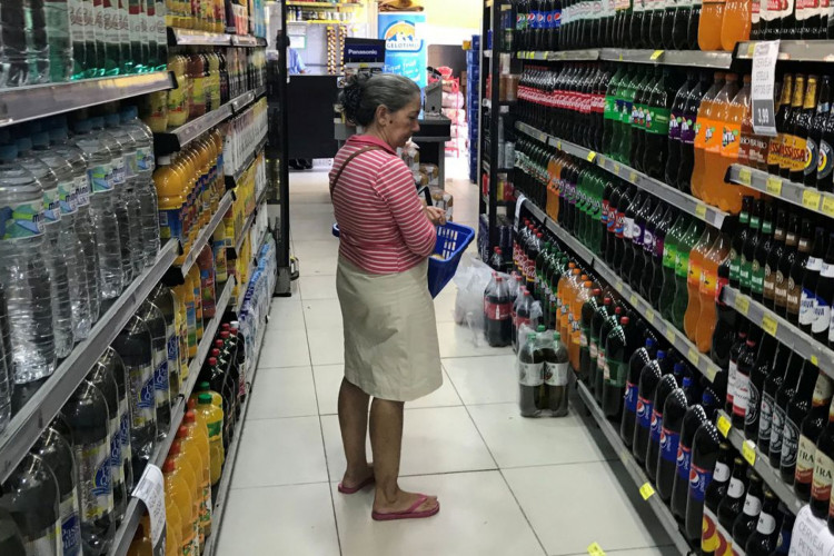 Embalagens ocultam parte dos aditivos em alimentos vendidos no Brasil