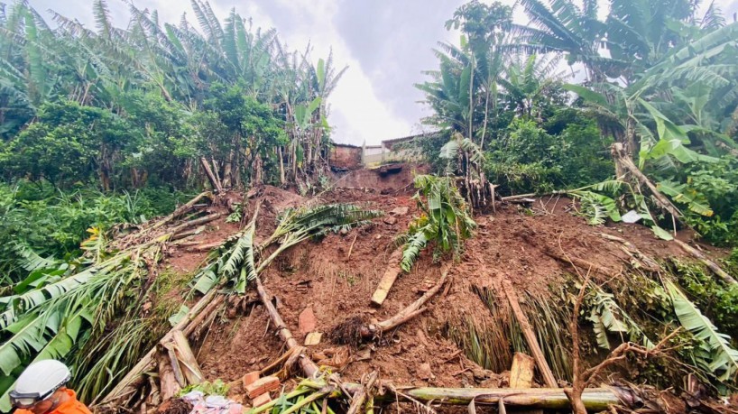 Deslizamento de terra deixa três pessoas mortas em Aratuba(foto: Corpo de Bombeiros)