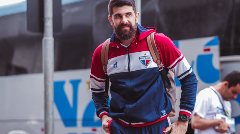 Goleiro Fernando Miguel em embarque do Fortaleza no Aeroporto Pinto Martins para viagem para o Paraguai
