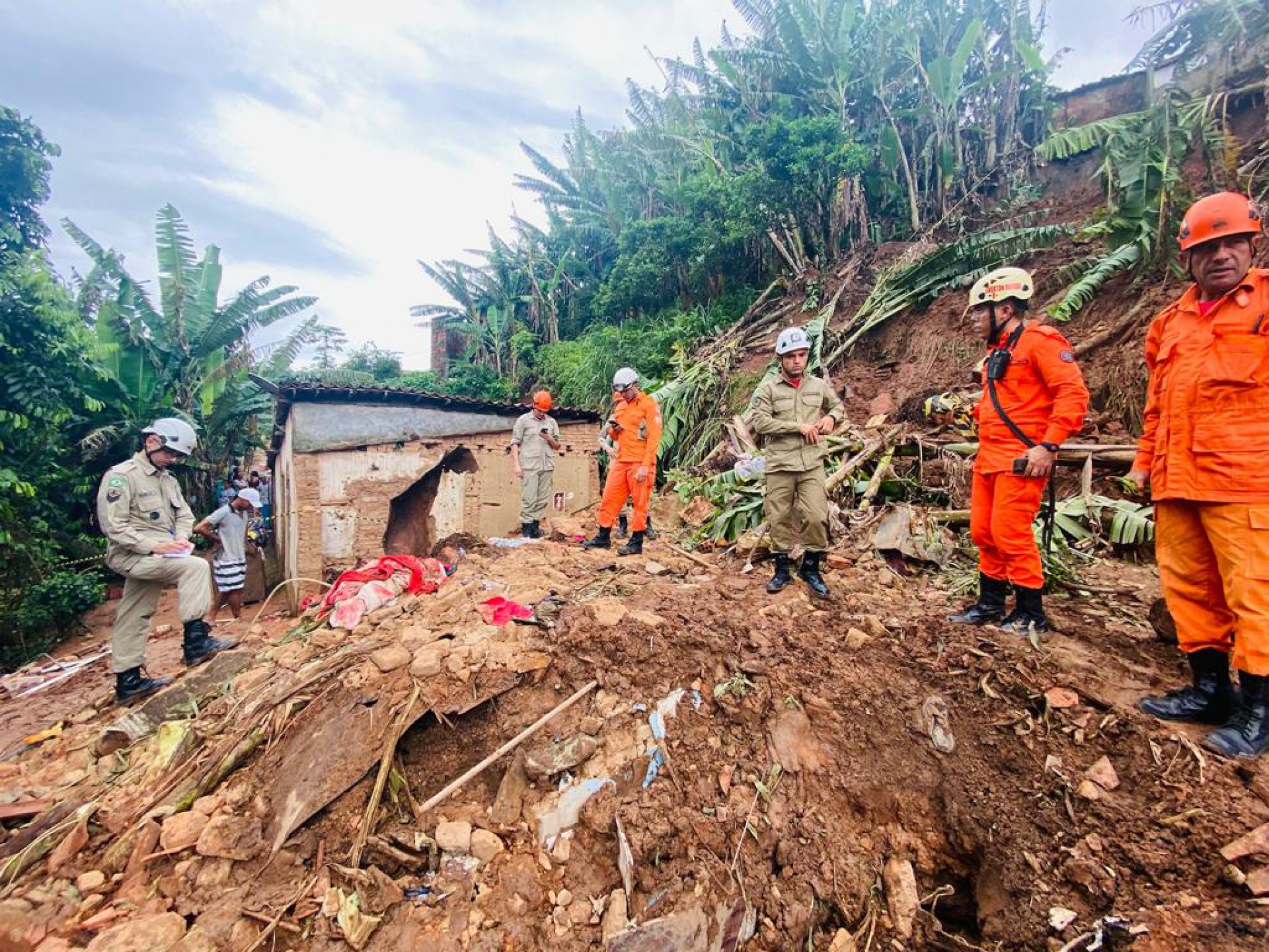 DESLIZAMENTO de terra em Aratuba deixou três pessoas mortas 
 (Foto: Divulgação/Bombeiros)