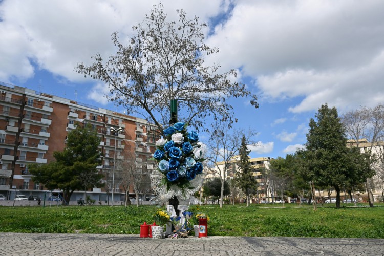 Uma vista mostra flores em um parque em mem&oacute;ria de Nicola Di Rienzo, um jovem de 21 anos que foi morto em novembro do ano passado por um menor, em Foggia