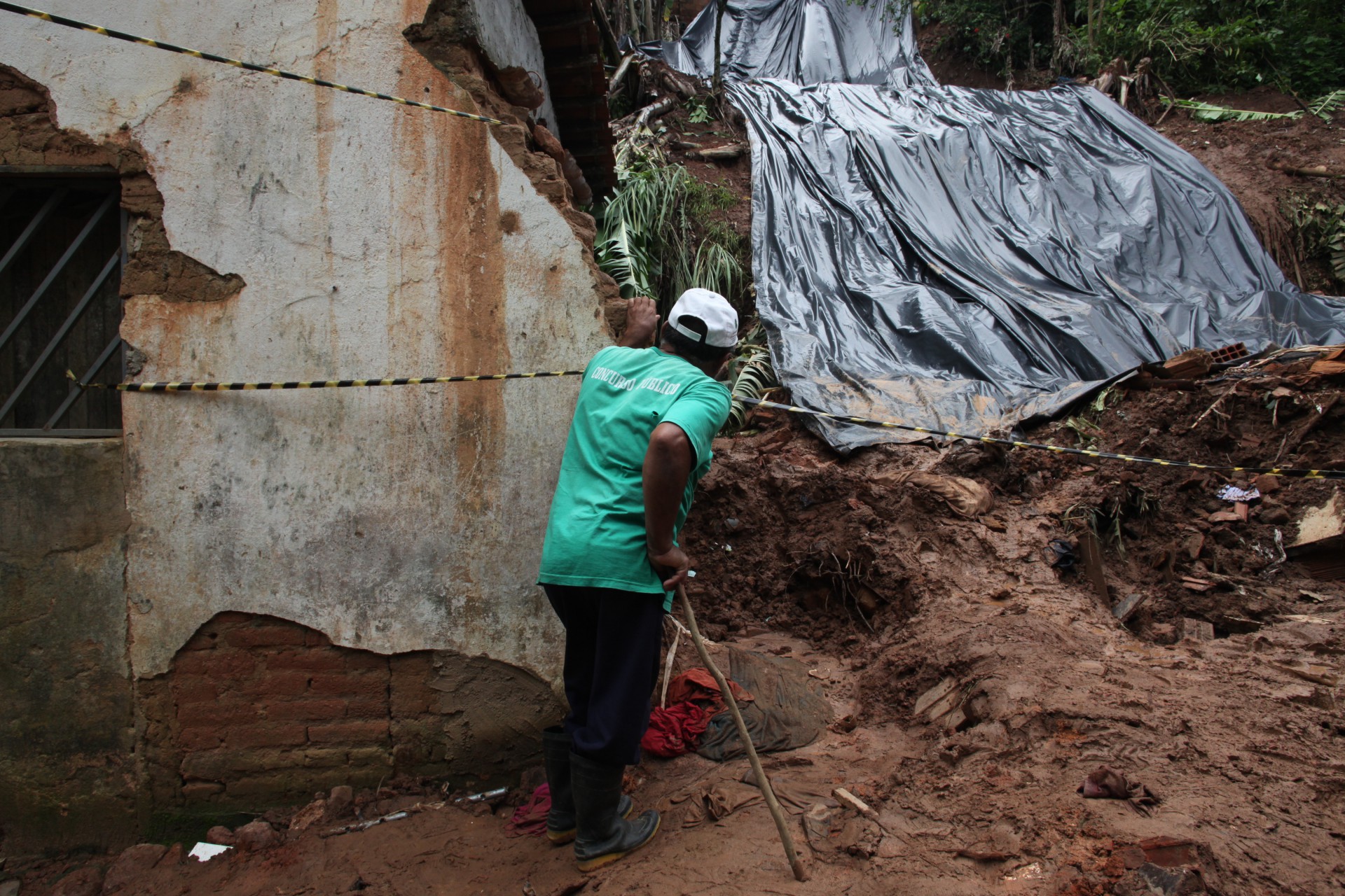 LOCAL do deslizamento chamou atenção de moradores de Aratuba (Foto: FÁBIO LIMA)