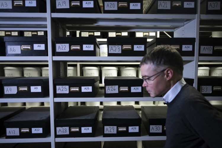 O patologista Martin Wirenfeldt Nielsen passa por caixas, no porão da Universidade do Sul da Dinamarca, em Odense, em 28 de janeiro de 2023