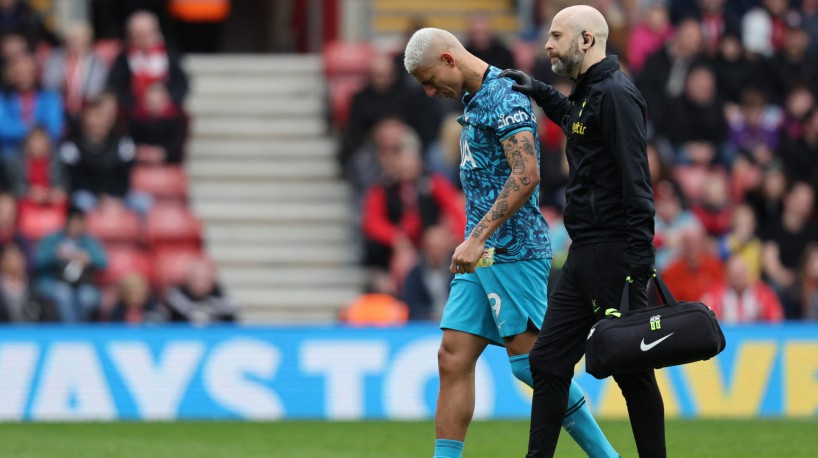 Richarlison sofre nova lesão e sai de campo chorando em jogo do Tottenham