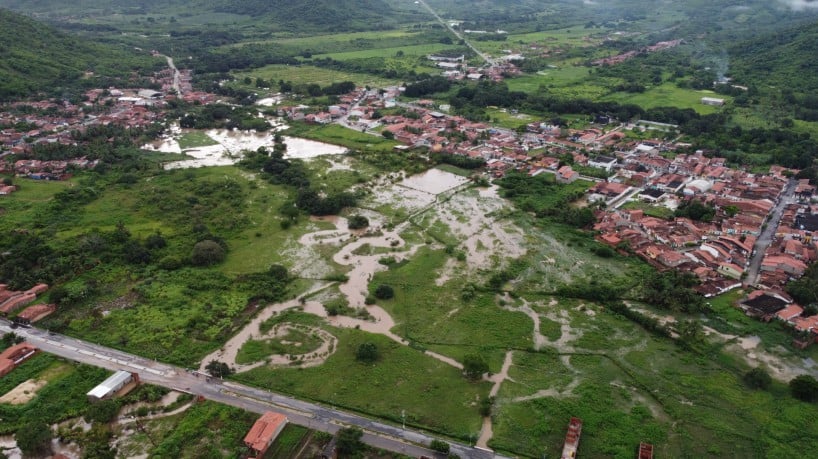 Imagem aérea mostra sangramento do açude Mundaú, em Uruburetama, no ano passado