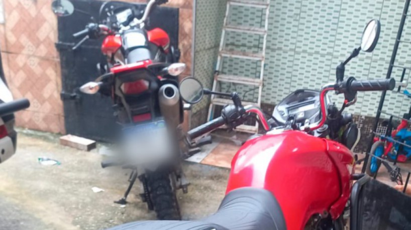 Três motos e diversas peças foram apreendidas em local de desmanche
