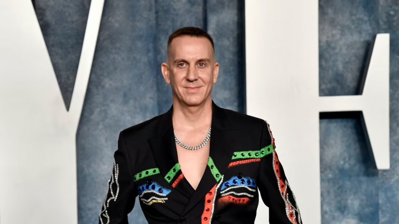Jeremy Scott, diretor criativo da marca de luxo italiana Moschino, está deixando a casa, depois de uma década no cargo