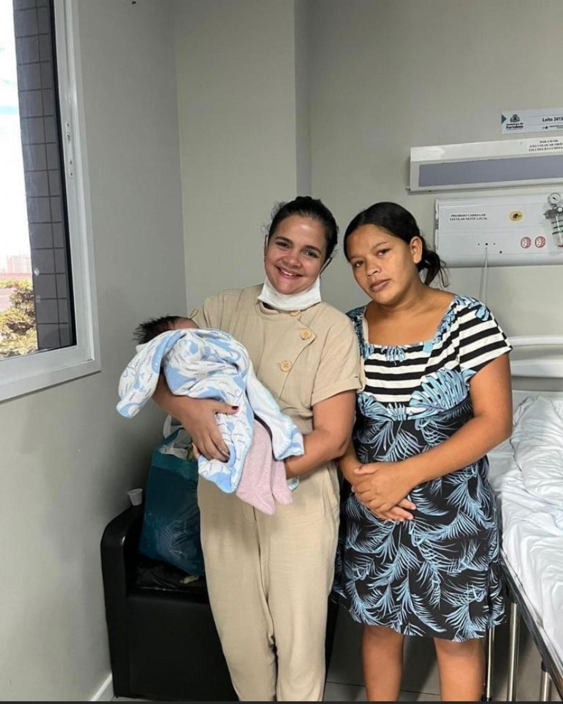 Recém-nascida sobrevivente de deslizamento em Aratuba recebe alta hospitalar. Primeira-dama compareceu ao local 
