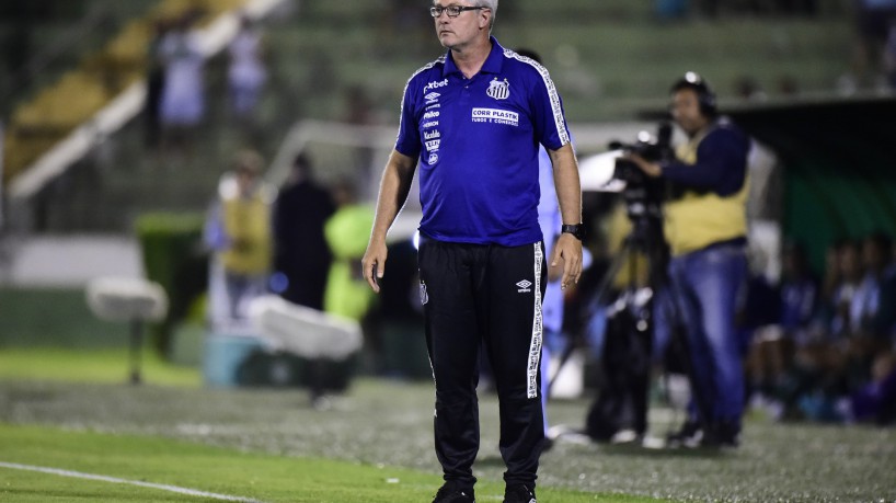Técnico Odair Hellmann no jogo Guarani x Santos pelo Campeonato Paulista 2023