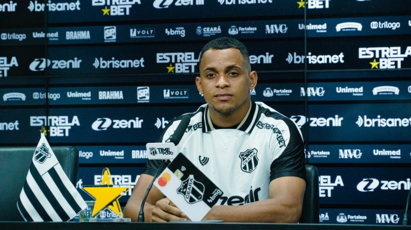 Atacante Álvaro, durante apresentação oficial no Ceará