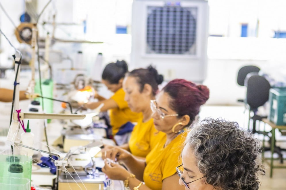 Após iniciar os negócios alugando uma máquina de costura, Almira comanda uma ampla equipe de costureiras(Foto: FCO FONTENELE)