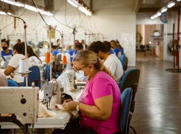 O segmento Têxtil e Vestuário, que abarca desde a produção do tecido até a finalização da roupa, é o segundo que mais necessita de profissionais  