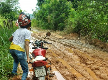 Estradas enlameadas são empecilho para locomoção de moradores da zona rural de Missão Velha  