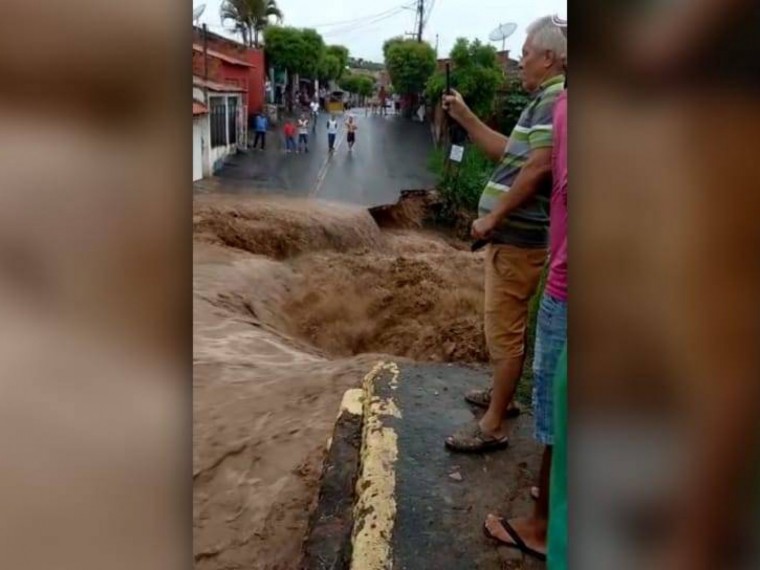Rio transbordou após chuvas registradas nos últimos dias e cratera se abriu no município de Porteiras 