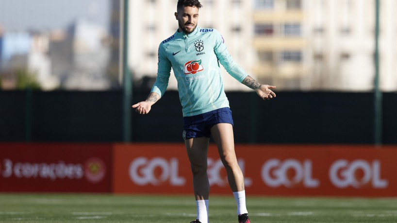 Lateral-esquerdo Alex Telles em treino da seleção brasileira em Tânger, no Marrocos
