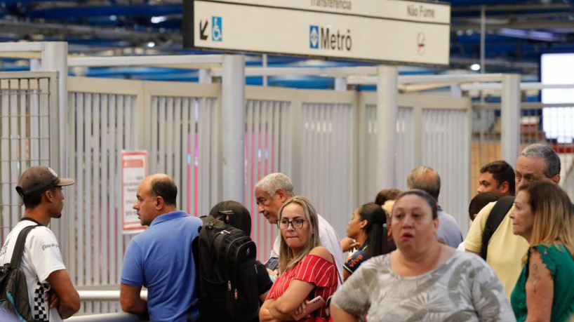 São Paulo (SP), 23/03/2023 - Passageiros aguardam no embarque da estação Palmeiras-Barra Funda, linha 3 do Metrô, durante a greve dos metroviários em São Paulo. Foto: Fernando Frazão/Agência Brasil