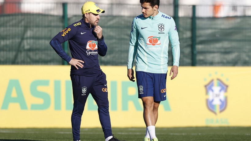 Treinador interino da seleção, Ramon Menezes conversa com Raphael Veiga