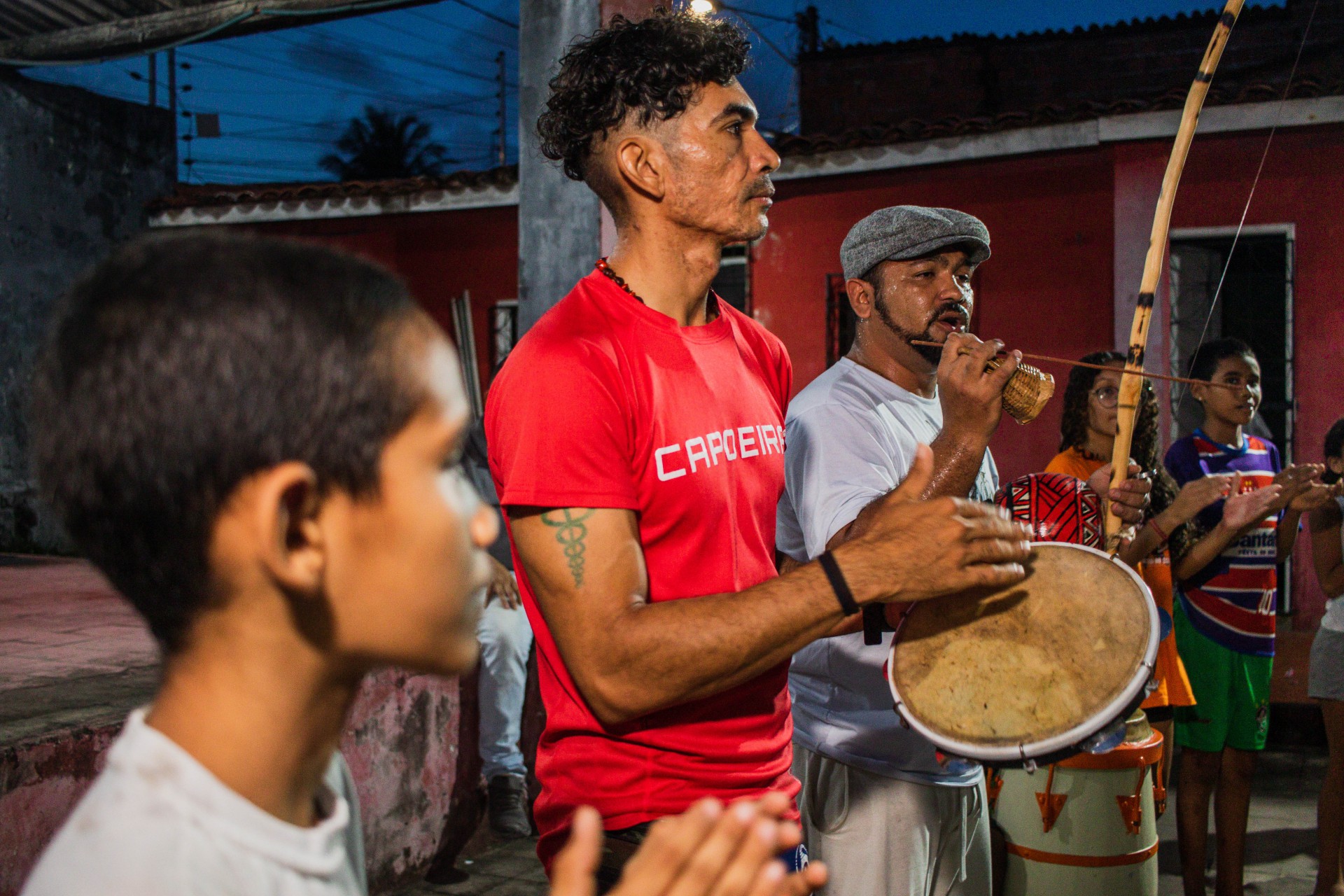 Aula de capoeira na ONG Escuta, no Bairro Henrique Jorge (Foto: FERNANDA BARROS)