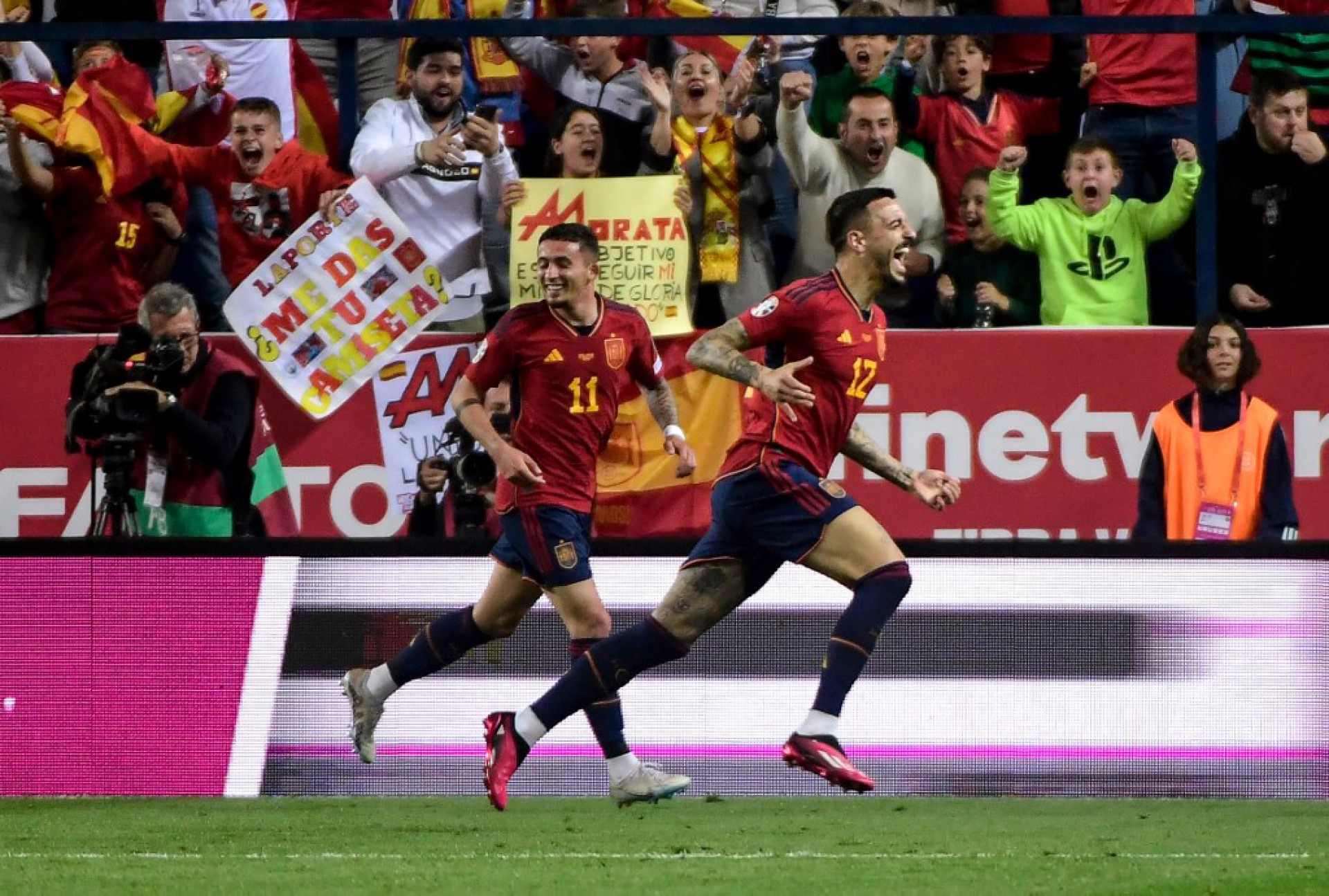 Estreante marca, e Espanha vence Escócia nas Eliminatórias da Euro