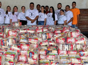 Voluntários se reuniram para doar mais de 4 toneladas de alimentos para as famílias atingidas pelas chuvas em Uruburetama 